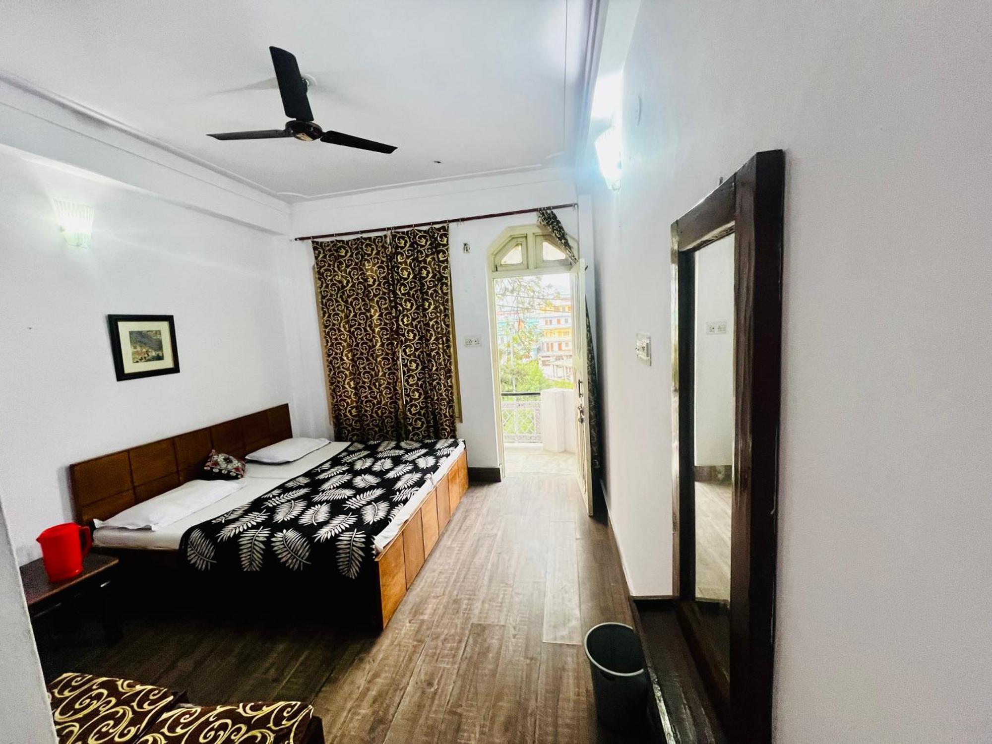 Inder Palace Barkot Luaran gambar